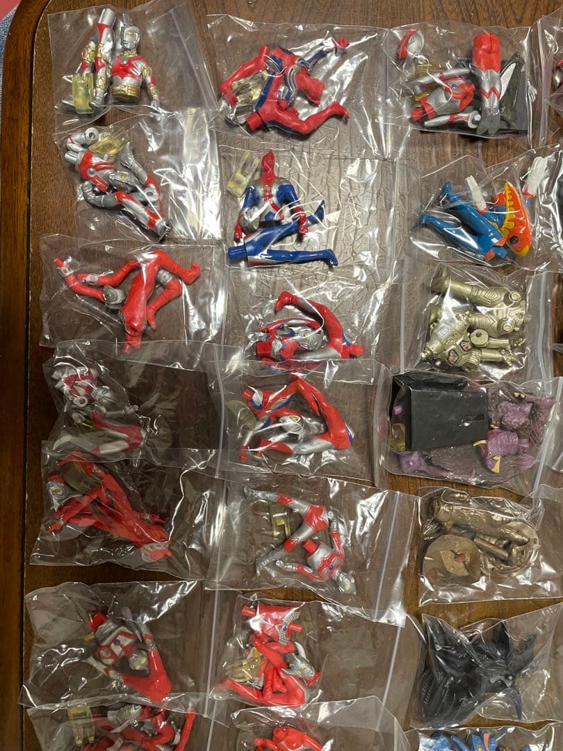 ウルトラマン、怪獣ガチャガチャ73体