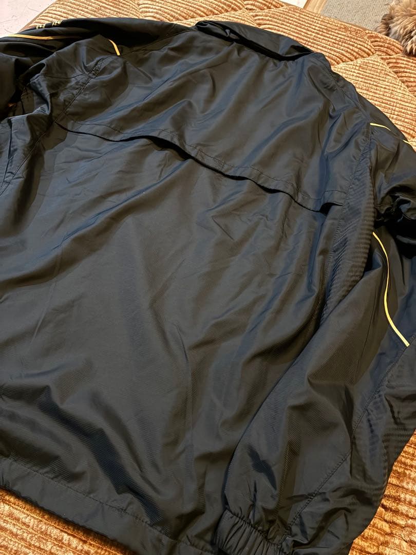 asicsウインドブレーカー セットアップXL（O） 黒×金 軽量・保温