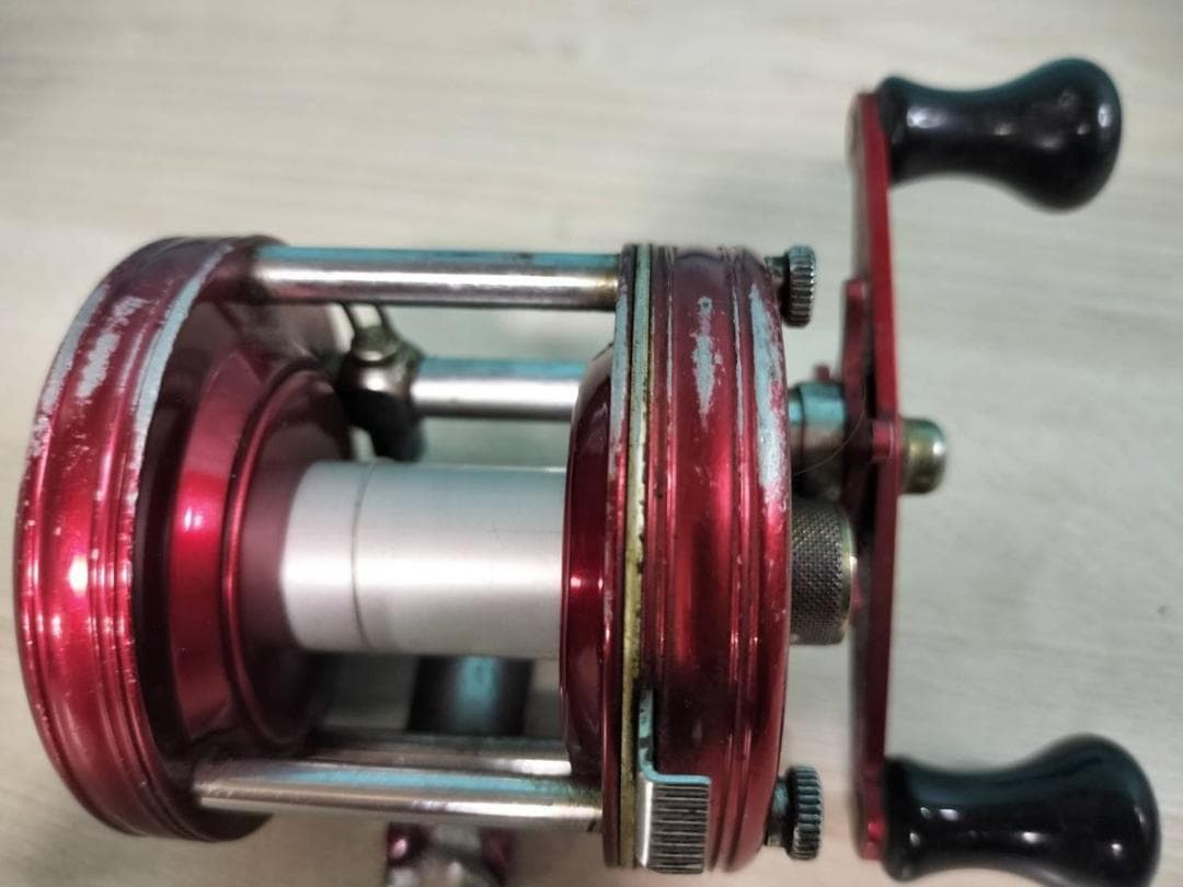アブガルシア　アンバサダー5000　ビンテージ　リール abu 　レッド