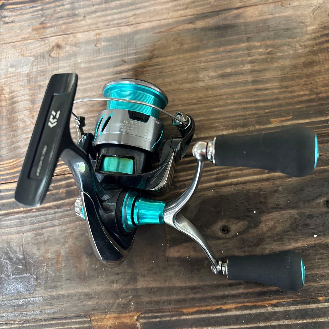 Daiwa LT2500-XH スピニングリール ブラック/ターコイズ
