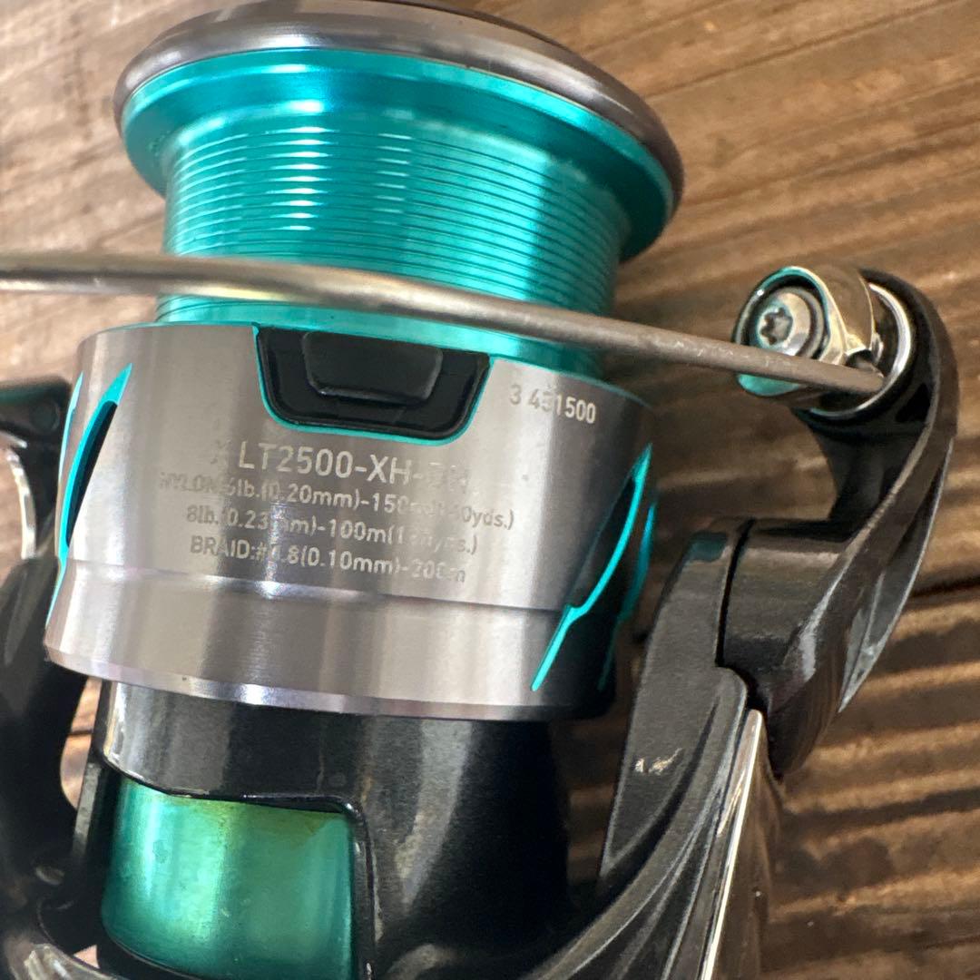 Daiwa LT2500-XH スピニングリール ブラック/ターコイズ