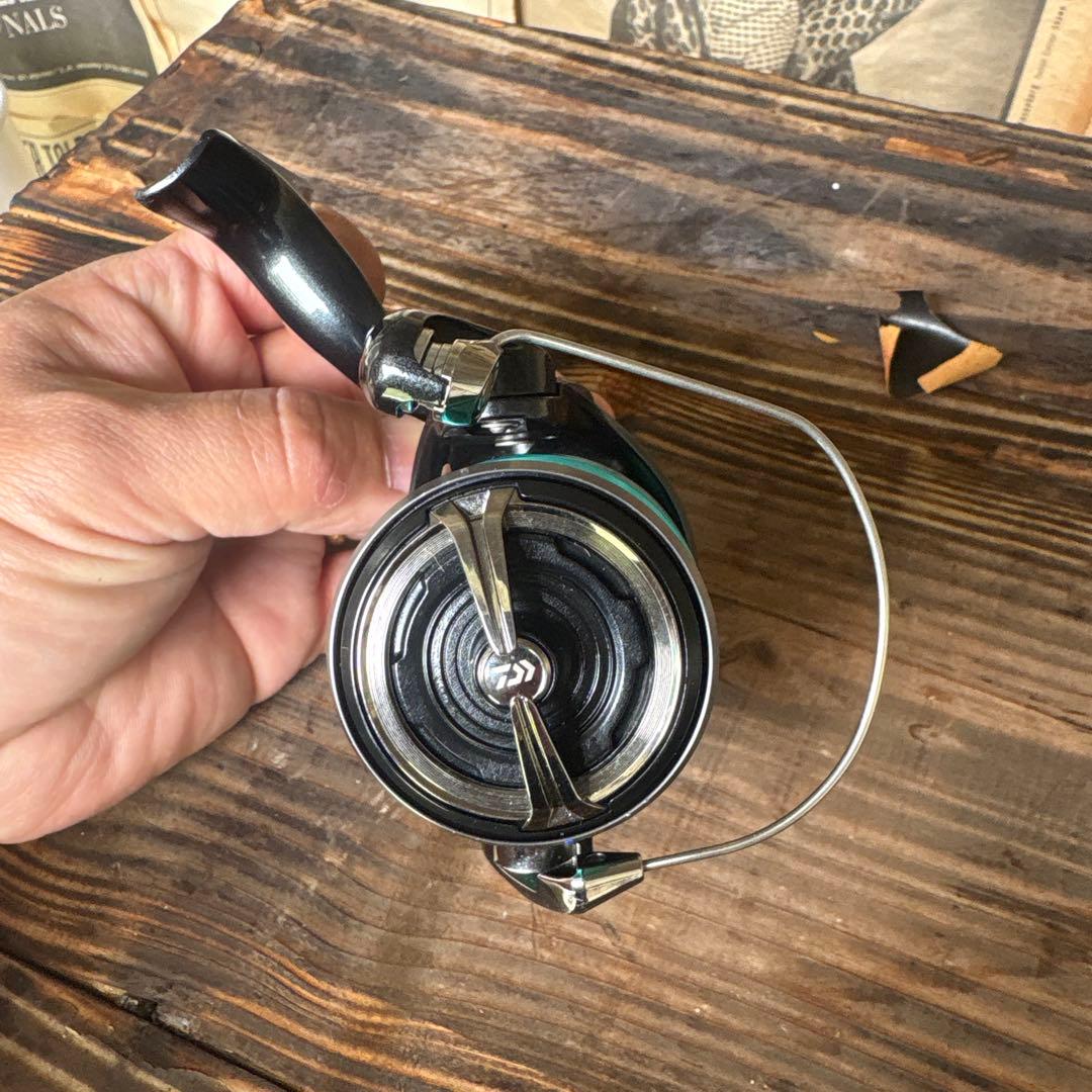 Daiwa LT2500-XH スピニングリール ブラック/ターコイズ