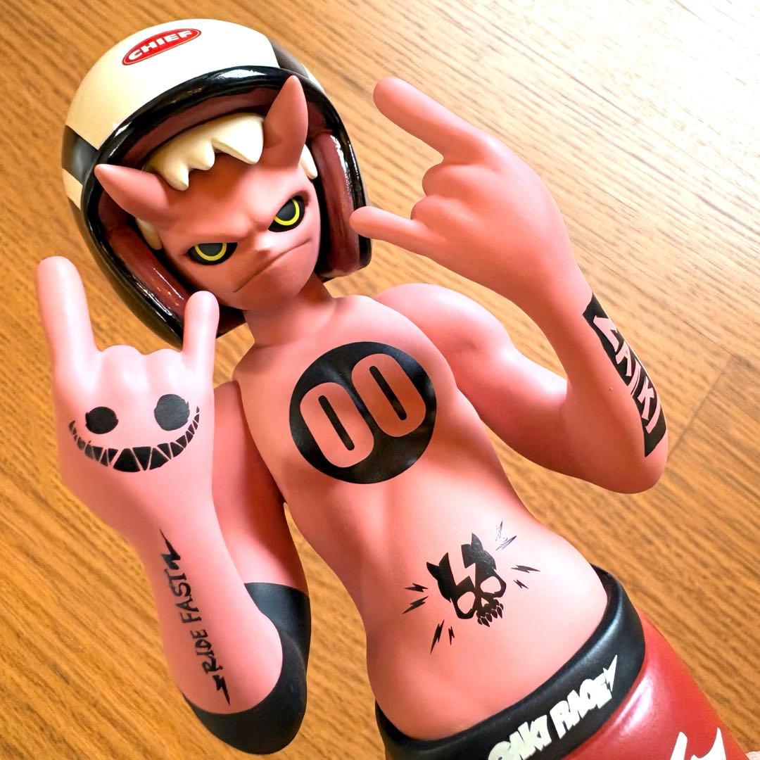 ヘル イェ　コラボ　ヘルメット　アートトイ　デザイナーズトイ