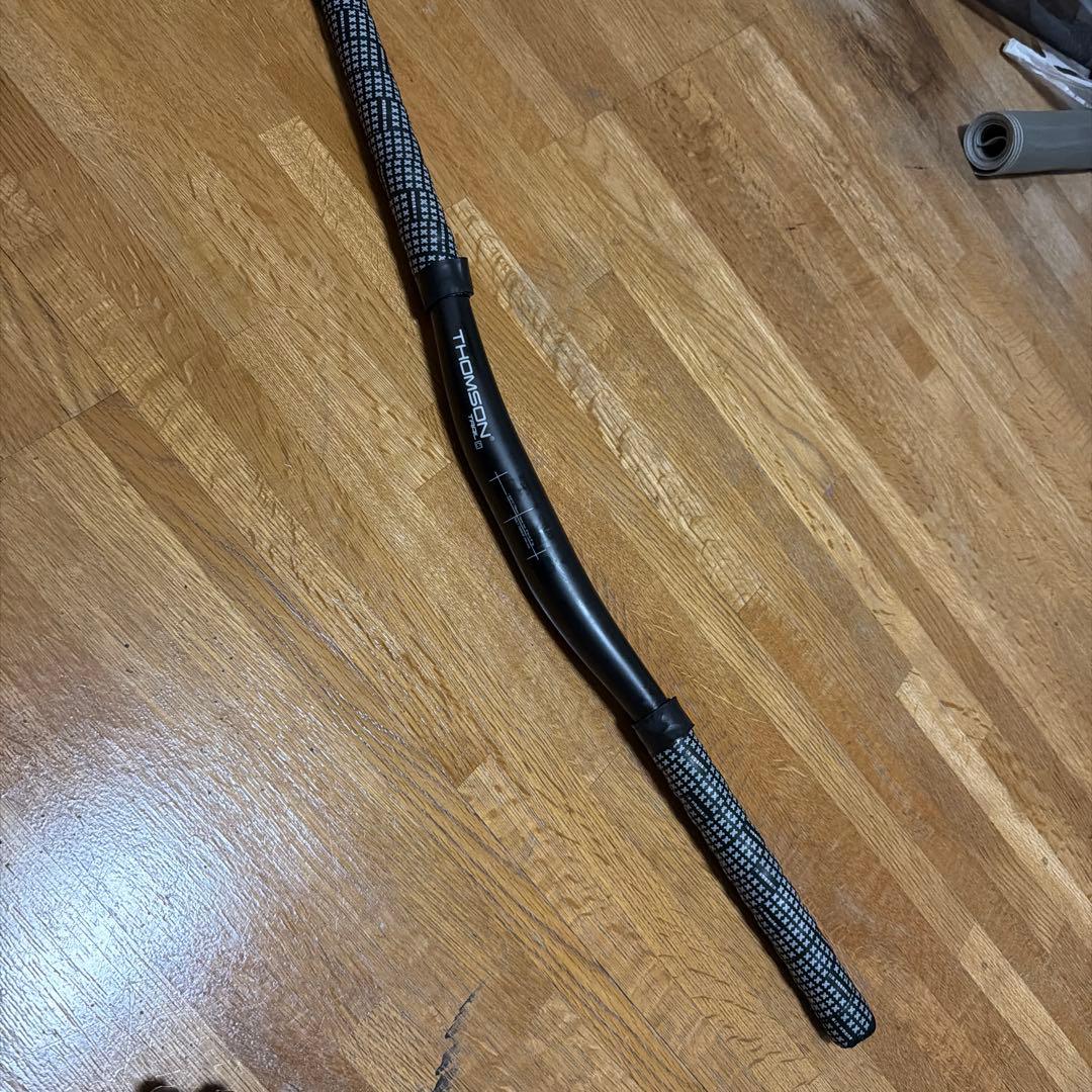 THOMSON carbon riser bar 680mmカットあり