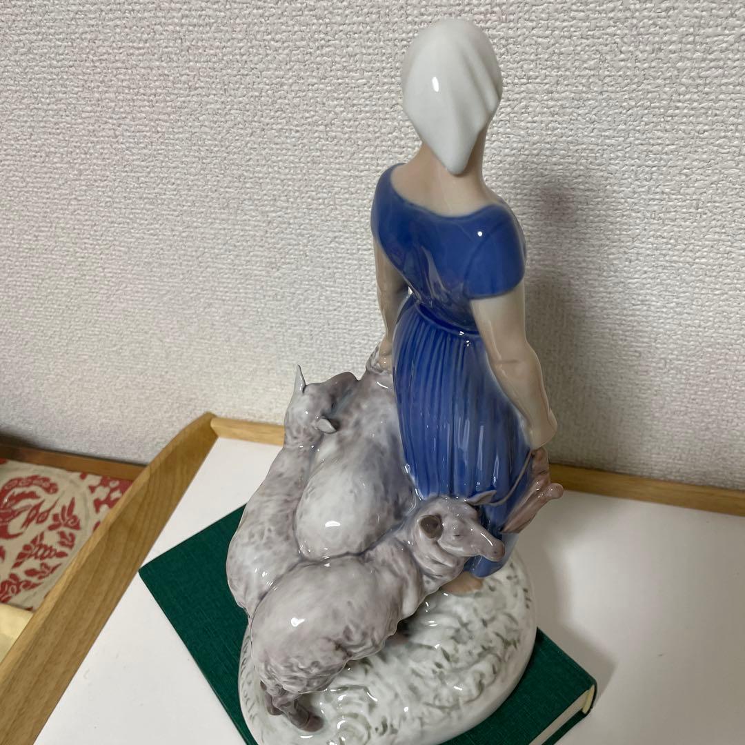 ・羊飼いの女性と３頭の羊・高さ２７cm・Ｂ＆Ｇ．・