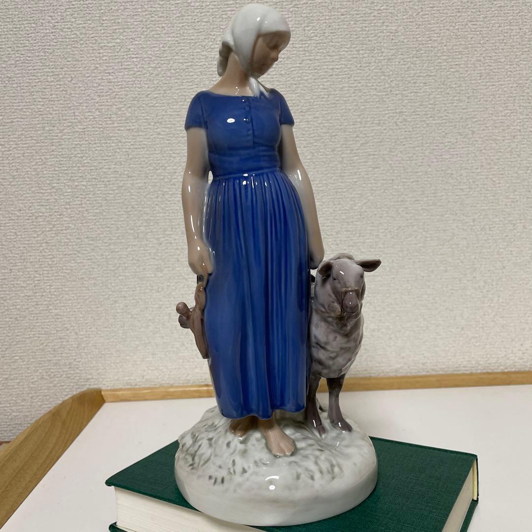 ・羊飼いの女性と３頭の羊・高さ２７cm・Ｂ＆Ｇ．・