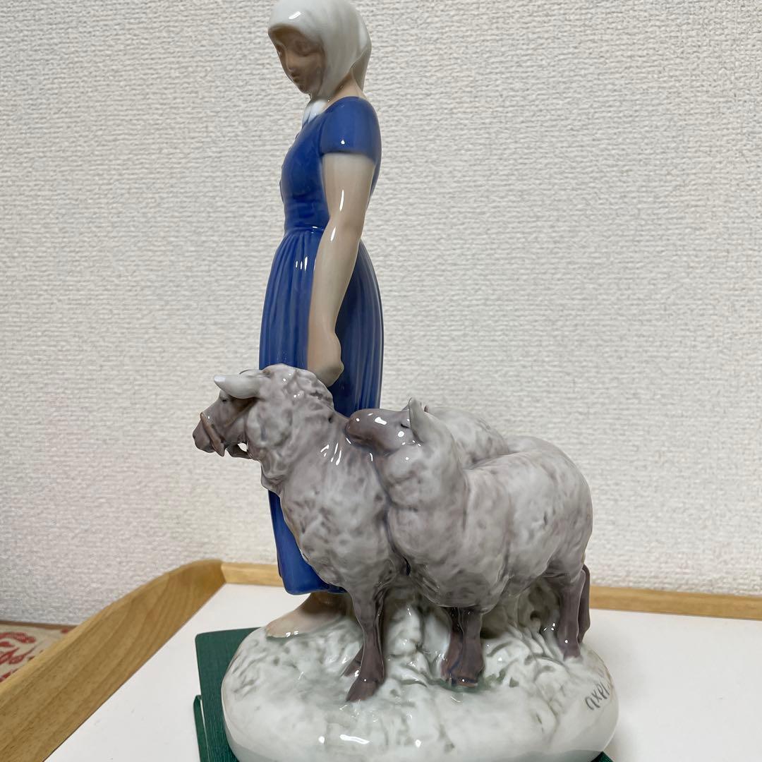 ・羊飼いの女性と３頭の羊・高さ２７cm・Ｂ＆Ｇ．・