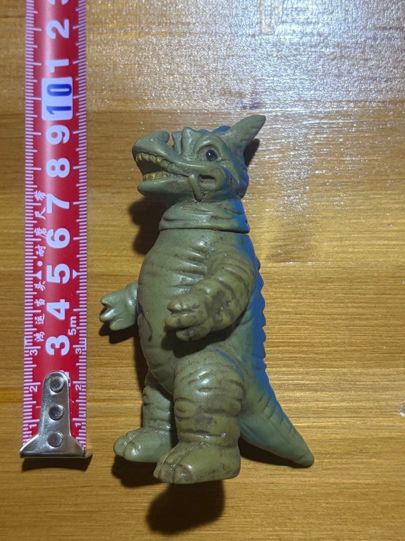 昭和レトロ怪獣フィギュア