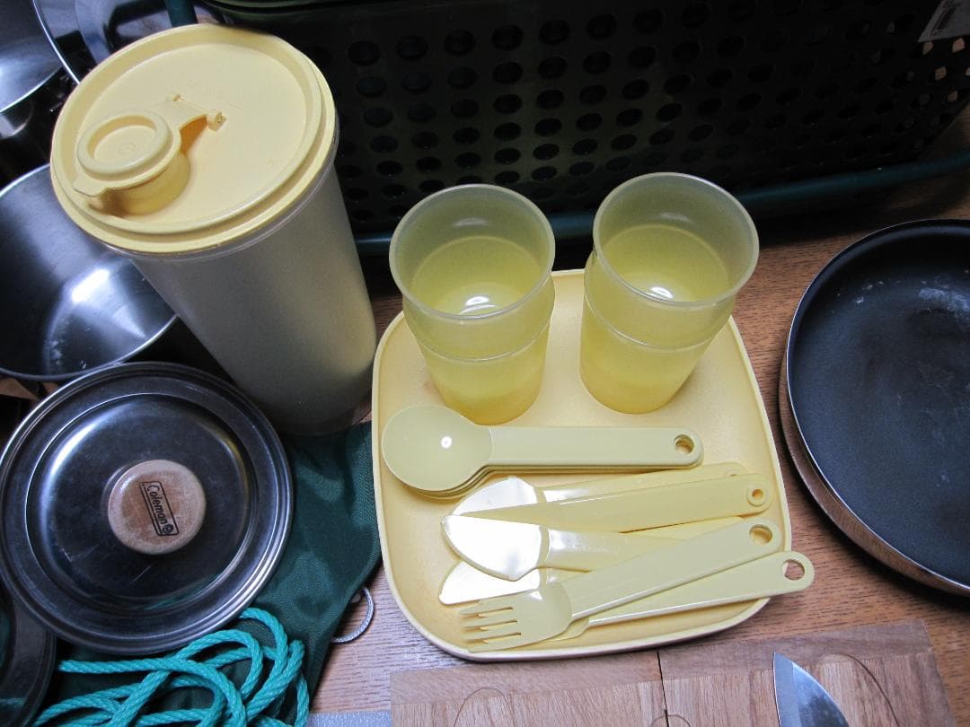 コールマン鍋とタッパーウェア食器