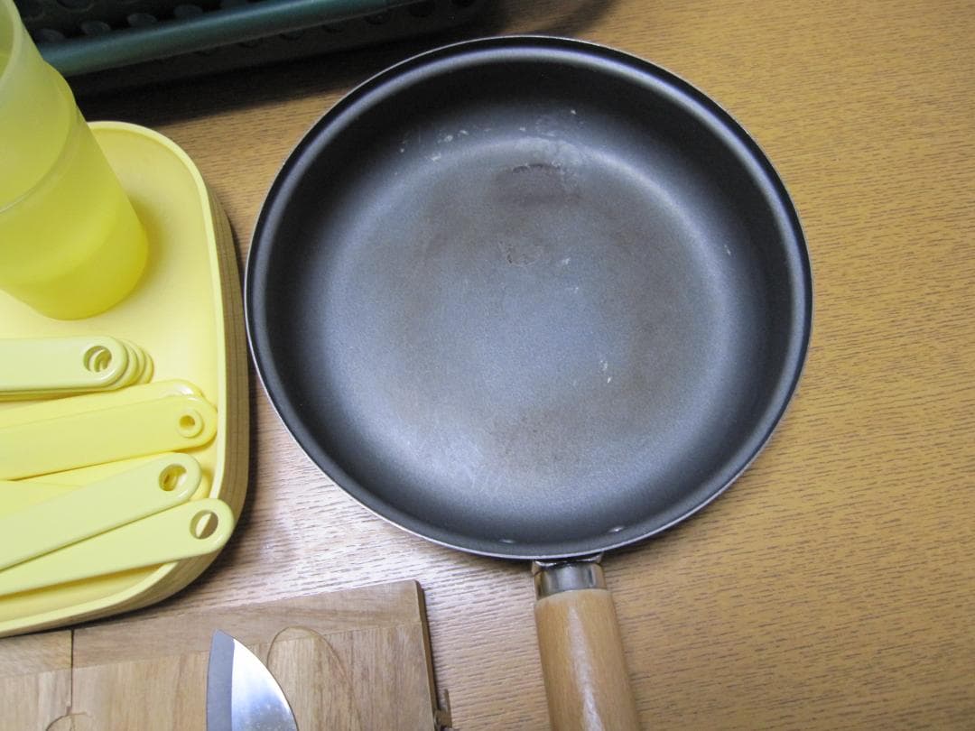 コールマン鍋とタッパーウェア食器