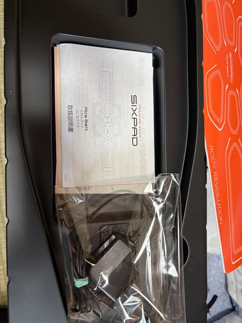 アブズベルト 新品パッド付　Abs Belt SIXPADシックスパッド