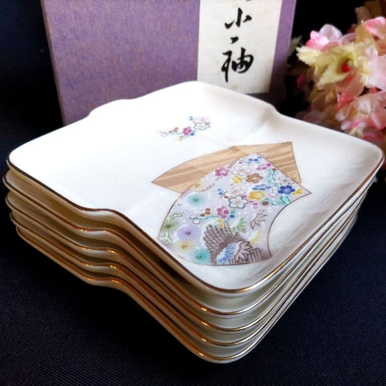 新品　千總　雛小袖　金彩色絵　菓子鉢　木箱／絵変わり　着物型小皿　紙箱　しおり付