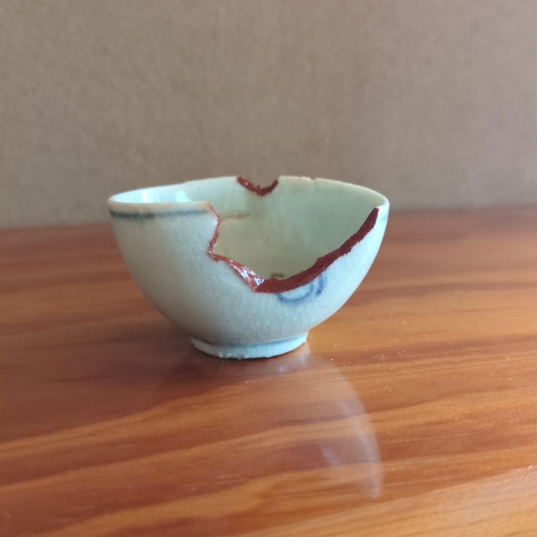 青白い小さな盃（ひび割れあり）初期伊万里の陶片　骨董品