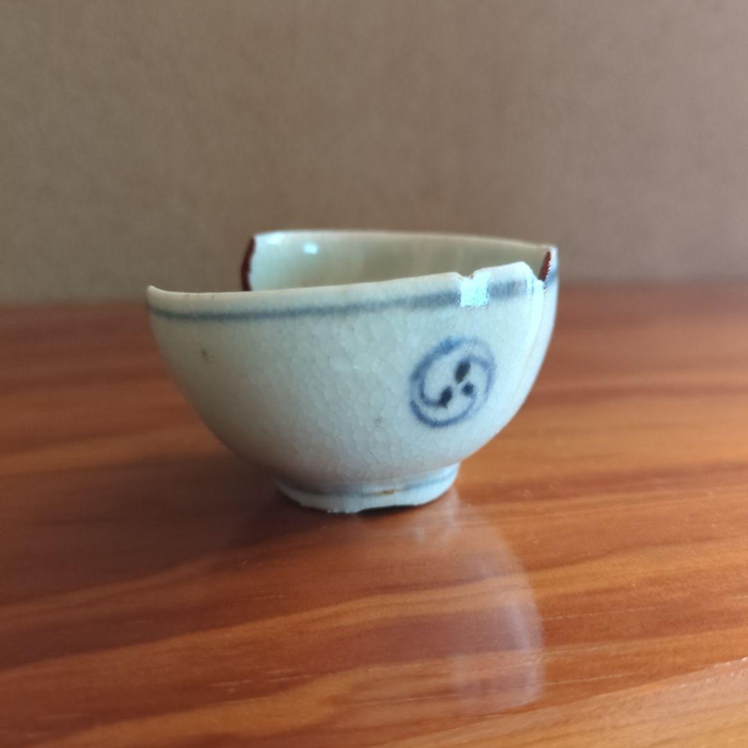青白い小さな盃（ひび割れあり）初期伊万里の陶片　骨董品