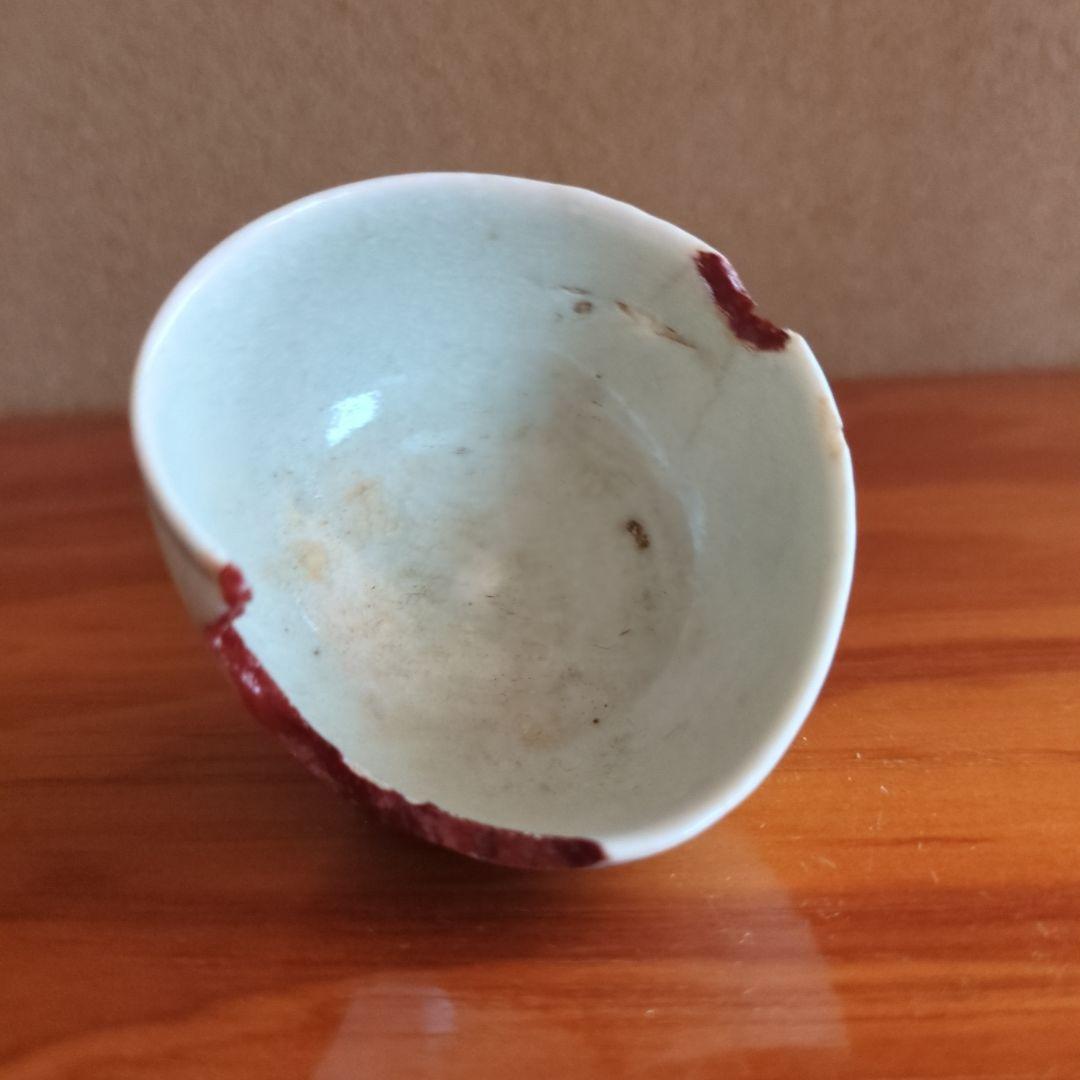 青白い小さな盃（ひび割れあり）初期伊万里の陶片　骨董品
