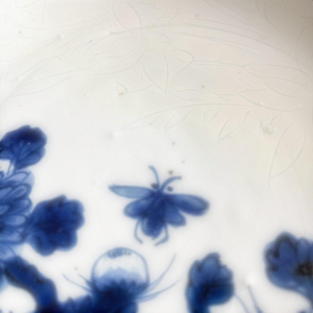 明時代古染め付け　 上手陰刻草花図約七寸皿