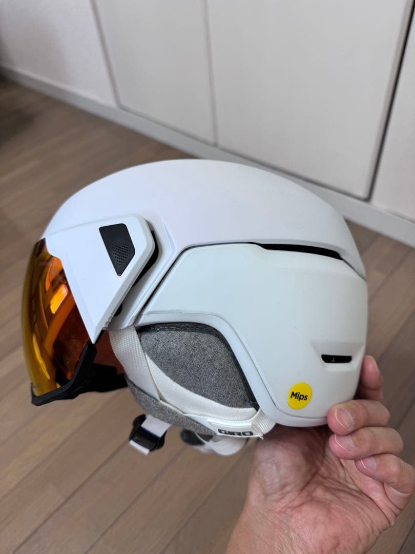 2回のみ使用美品】スキーヘルメット　ジロ　バイザー一体型レディース