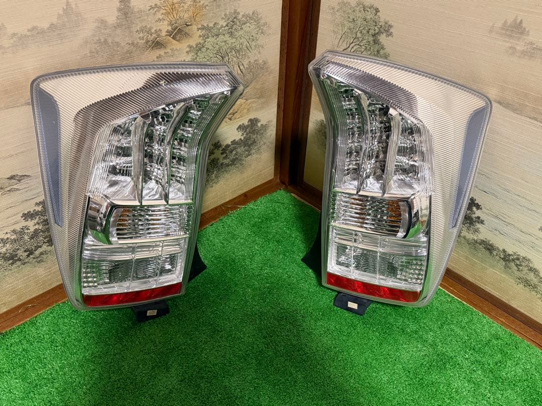トヨタ　プリウス 30 純正テールランプ左右セット　送料込み　中古品