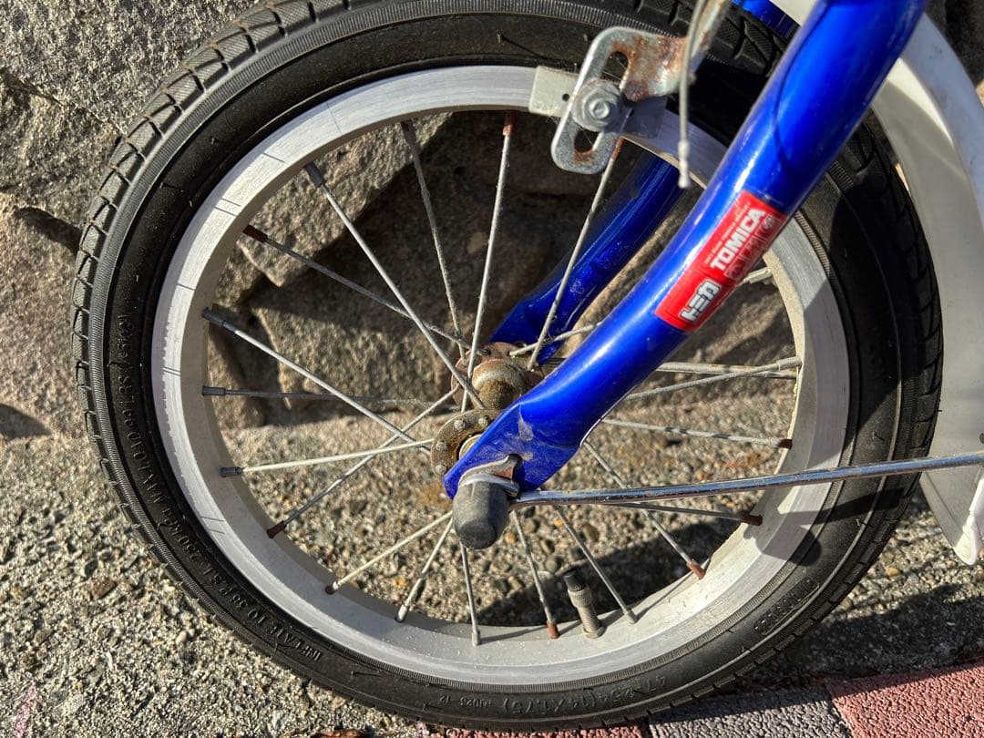 トミカ 幼児用自転車 青 前カゴ付き