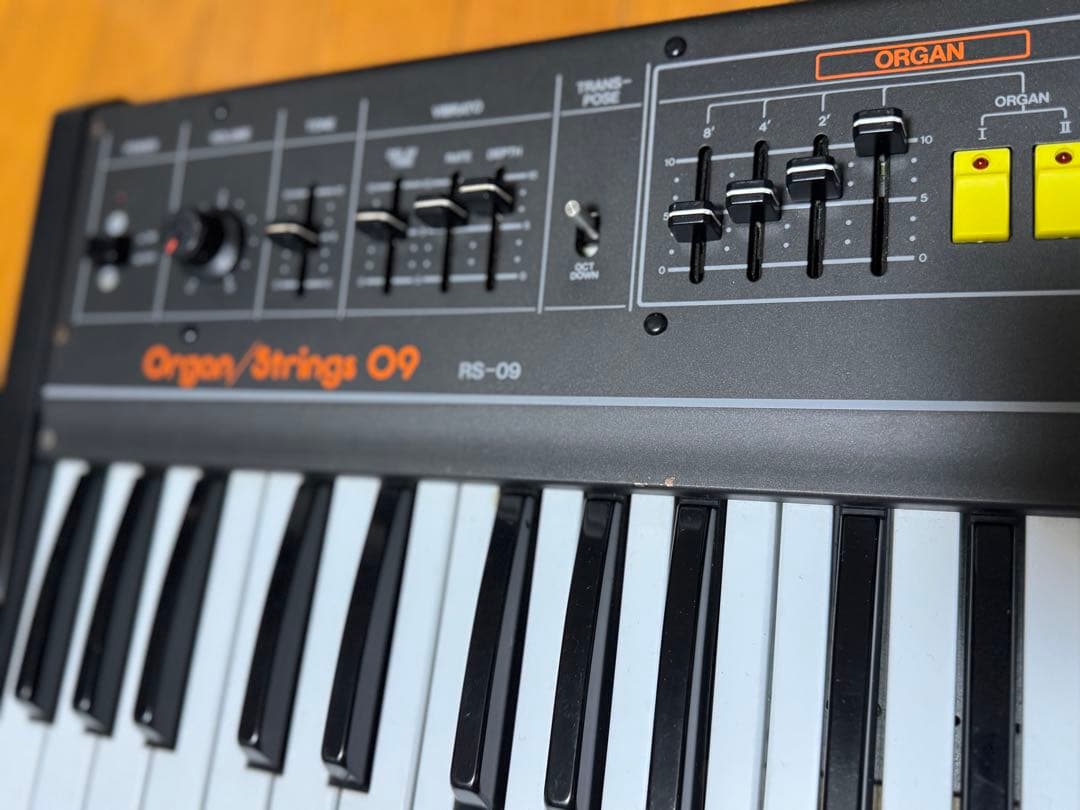 Roland RS-09 シンセサイザー