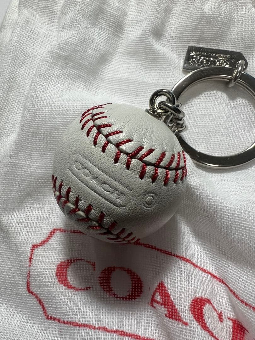 COACH 野球ボール型キーホルダー