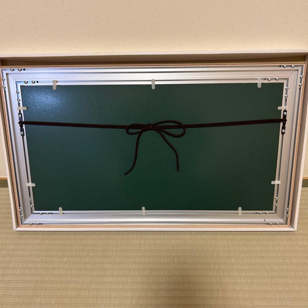 ヒラリーメイヤー　窓辺の黄色い花