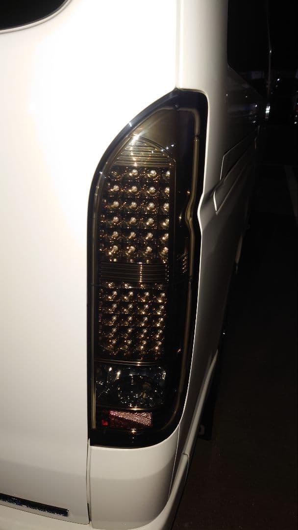 200系ハイエース ヴァレンティ LEDテールライト スモークレンズ（ブラック）