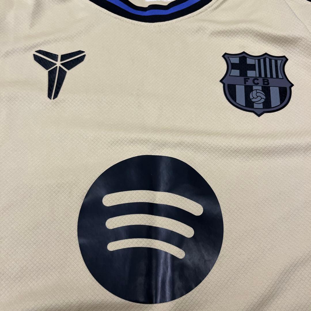 美品　FC Barcelona Nike シャツ Mサイズ ベージュ