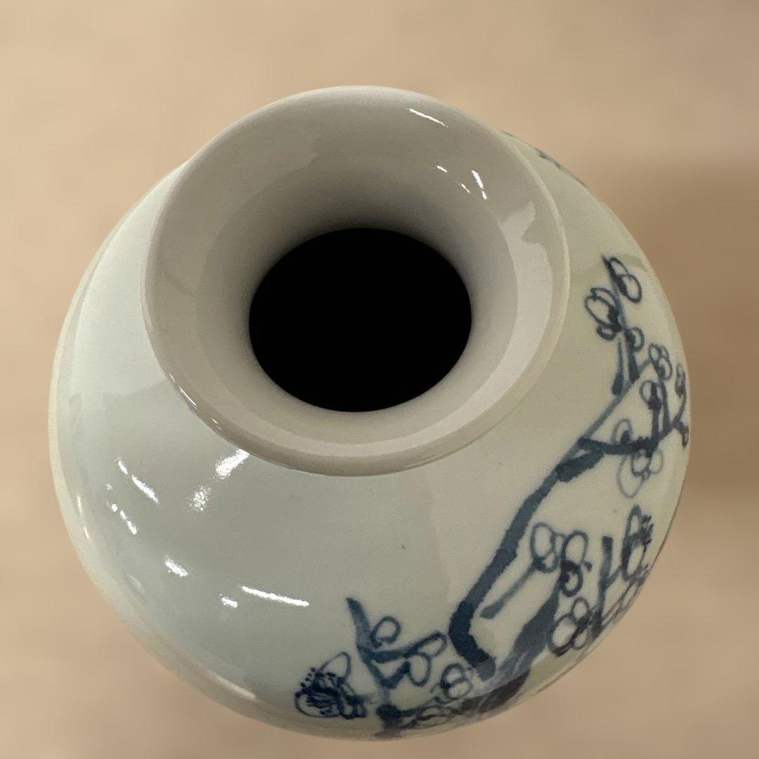 青い花模様の陶器の花瓶
