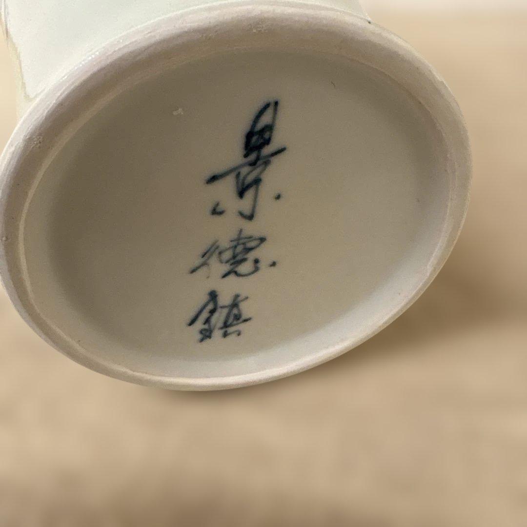 青い花模様の陶器の花瓶