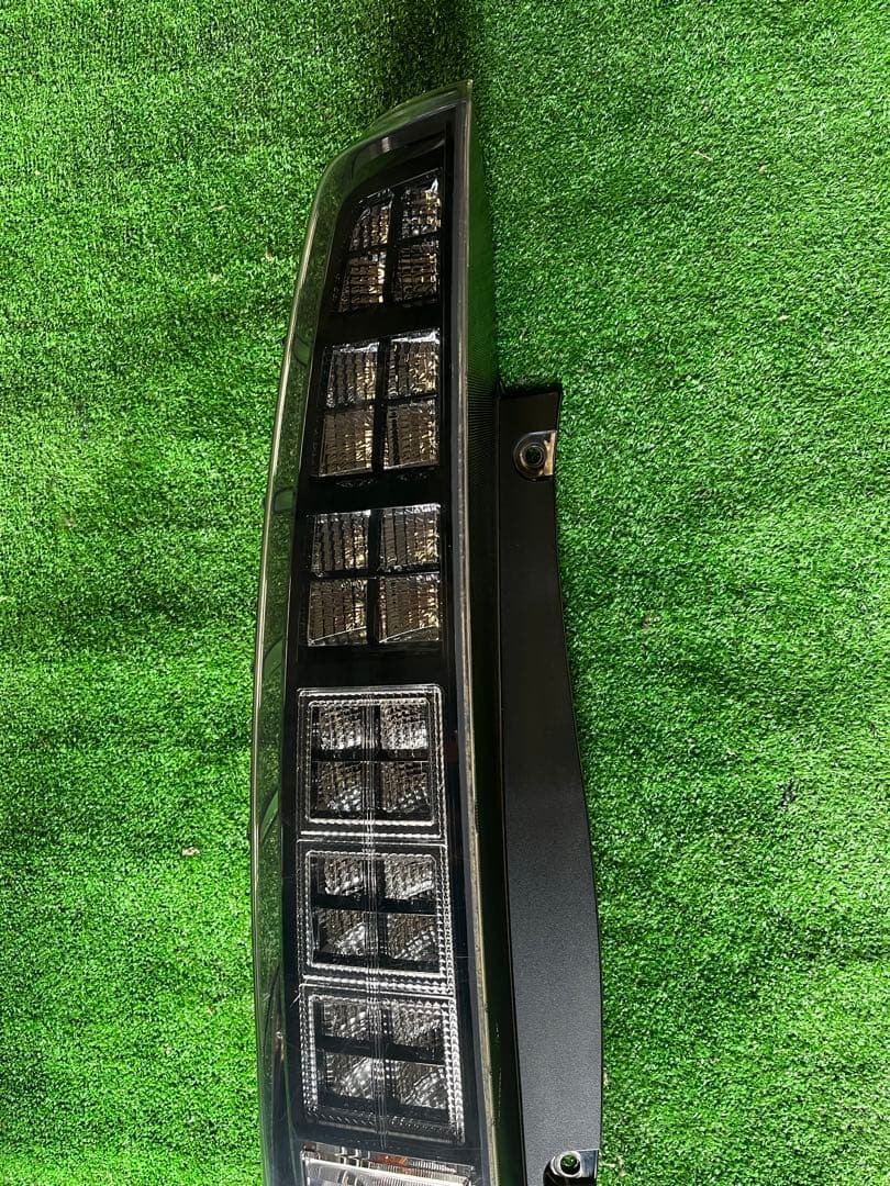 ZWR80系 ヴォクシー 純正 LEDテールKOITO 28-232 左右セット