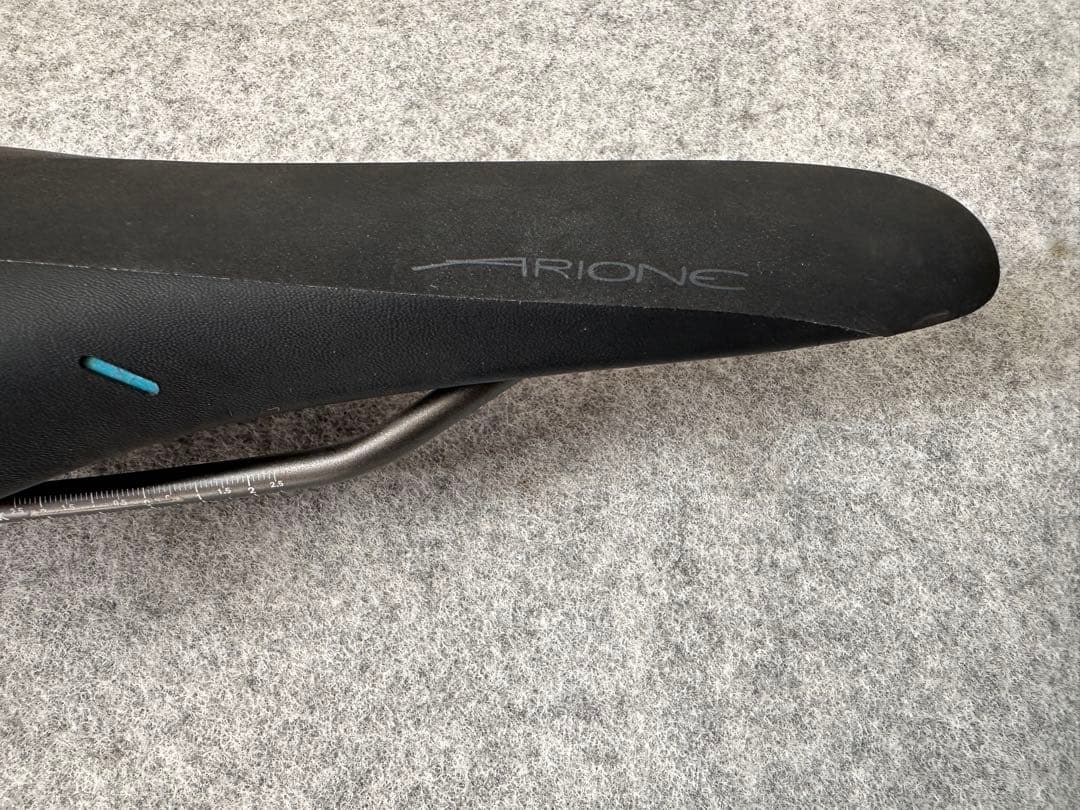 fi'zi:k フィジーク　Arione R5サドル