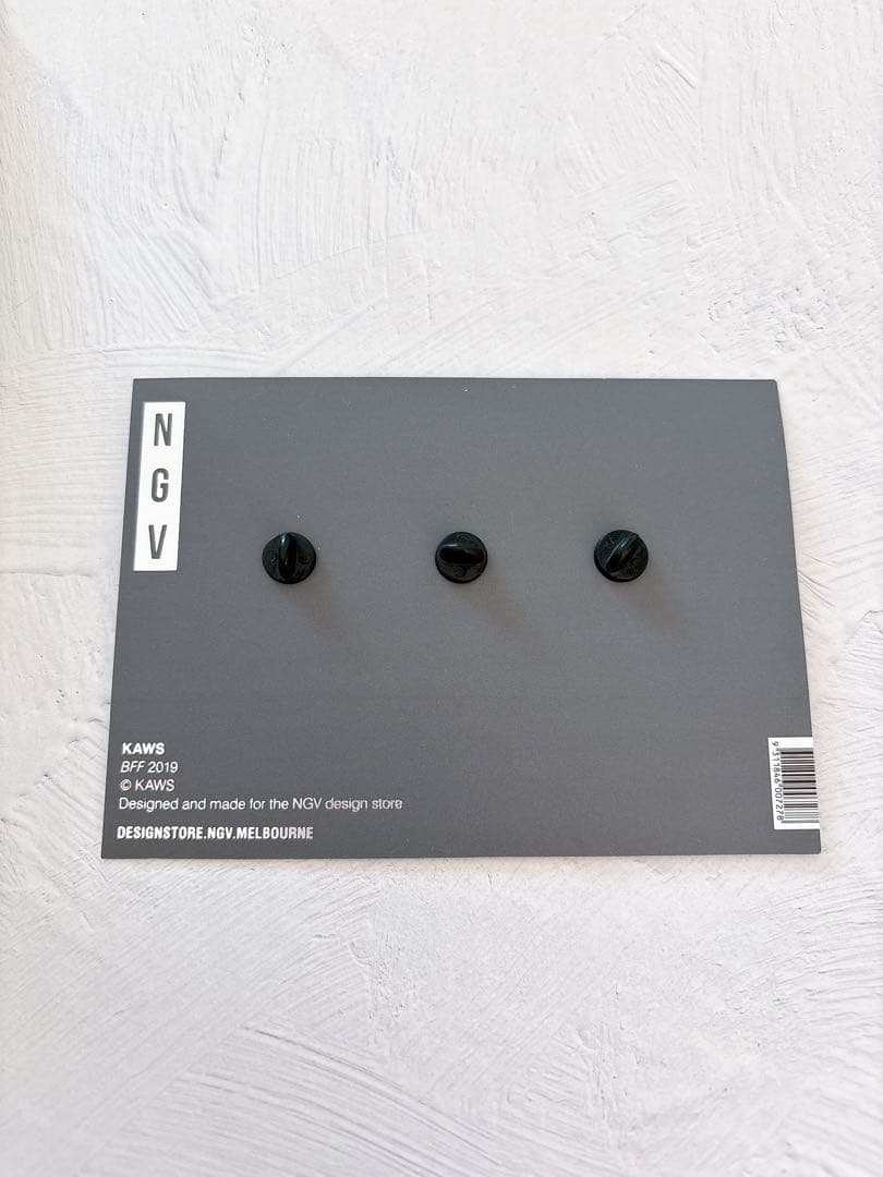 KAWS エナメルピンセット ピンバッジ MoMA
