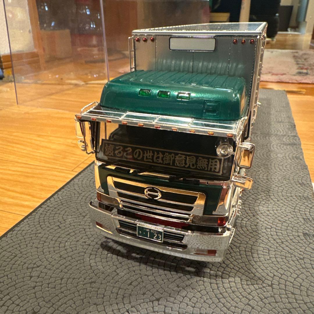 トラックモデル 緑色と白色 メッキ仕上げ　　アオシマ1/32
