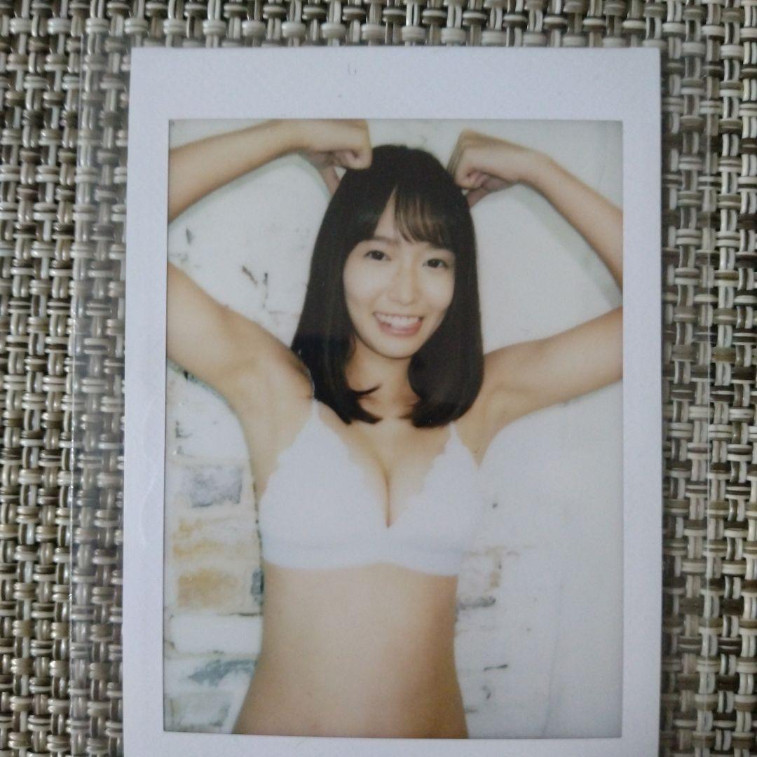志田音々 白い水着 ポラロイド写真