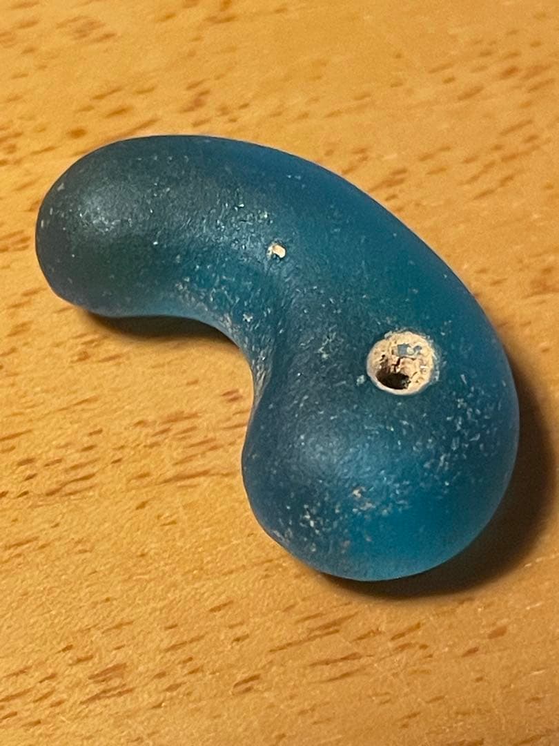 夜間飛行　弥生〜古墳時代　水色ガラス勾玉　出土品