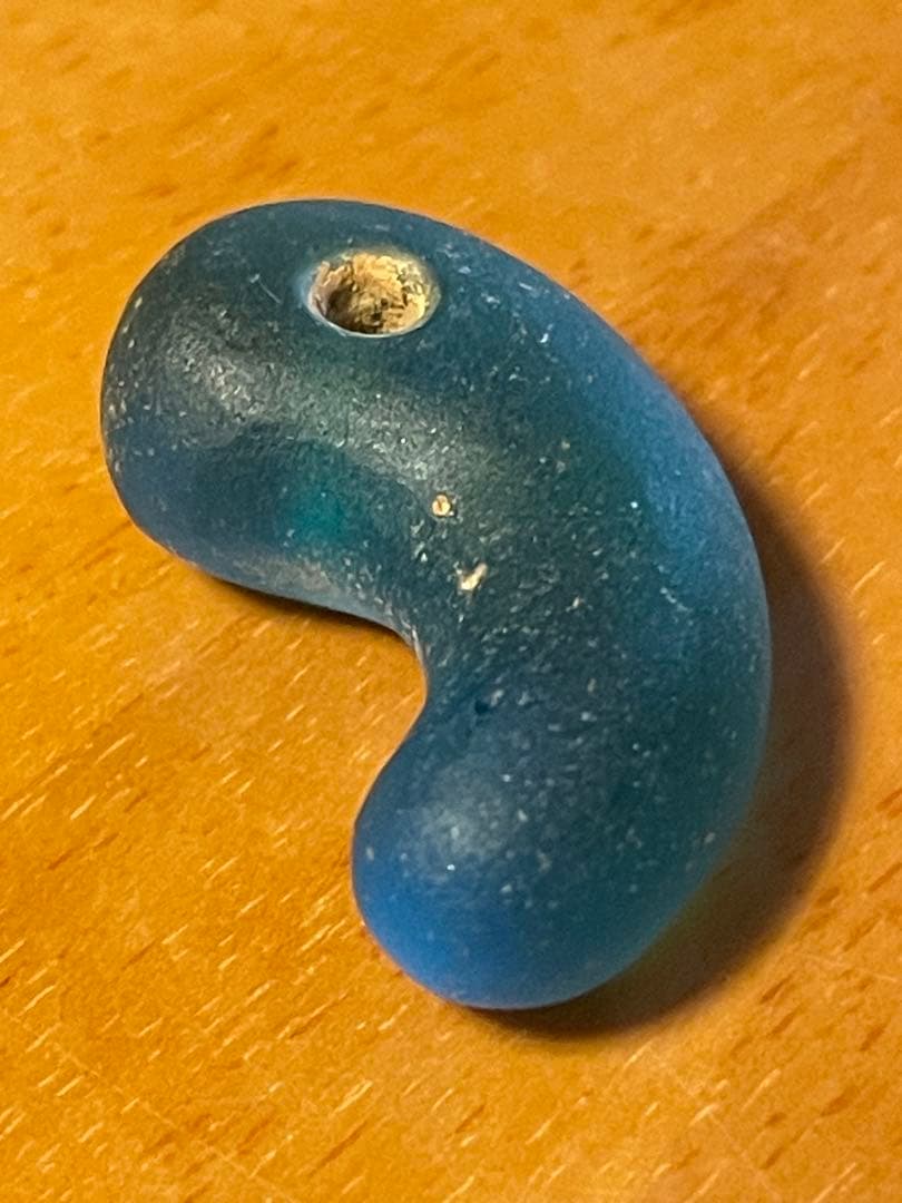 夜間飛行　弥生〜古墳時代　水色ガラス勾玉　出土品
