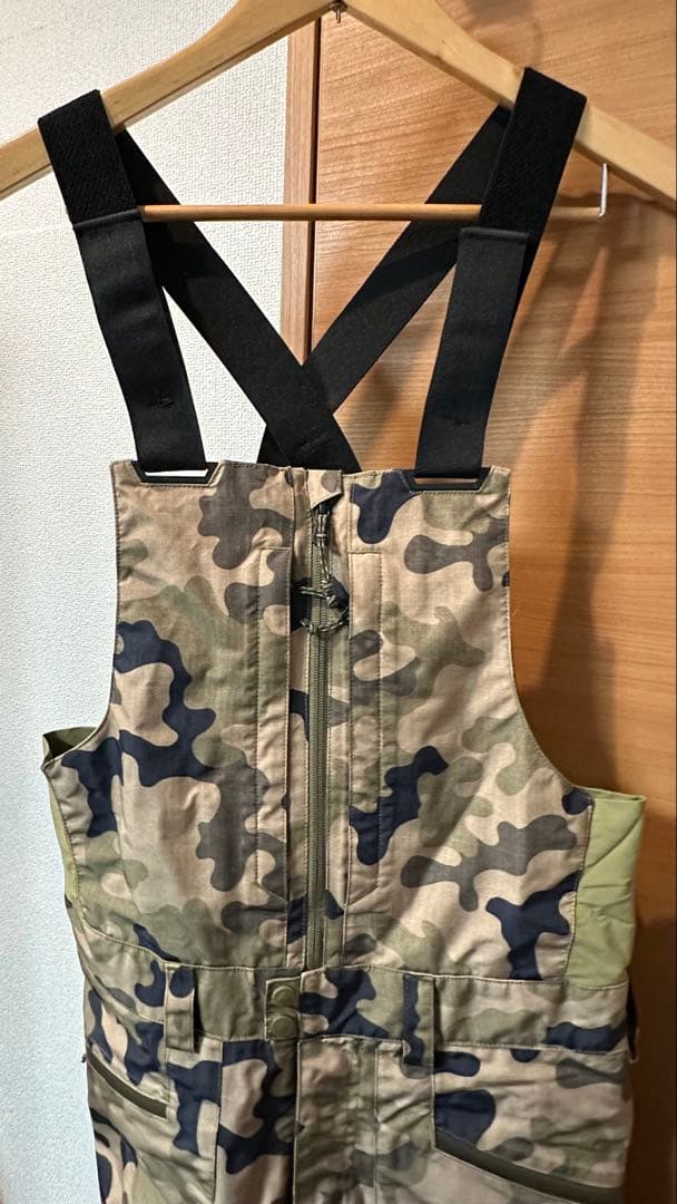 【お値下げ中】Burton ak ビブパンツ 迷彩 JP Mサイズ