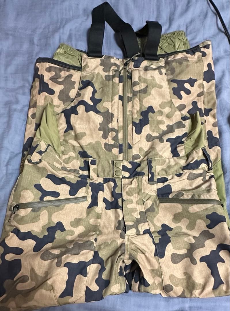 【お値下げ中】Burton ak ビブパンツ 迷彩 JP Mサイズ