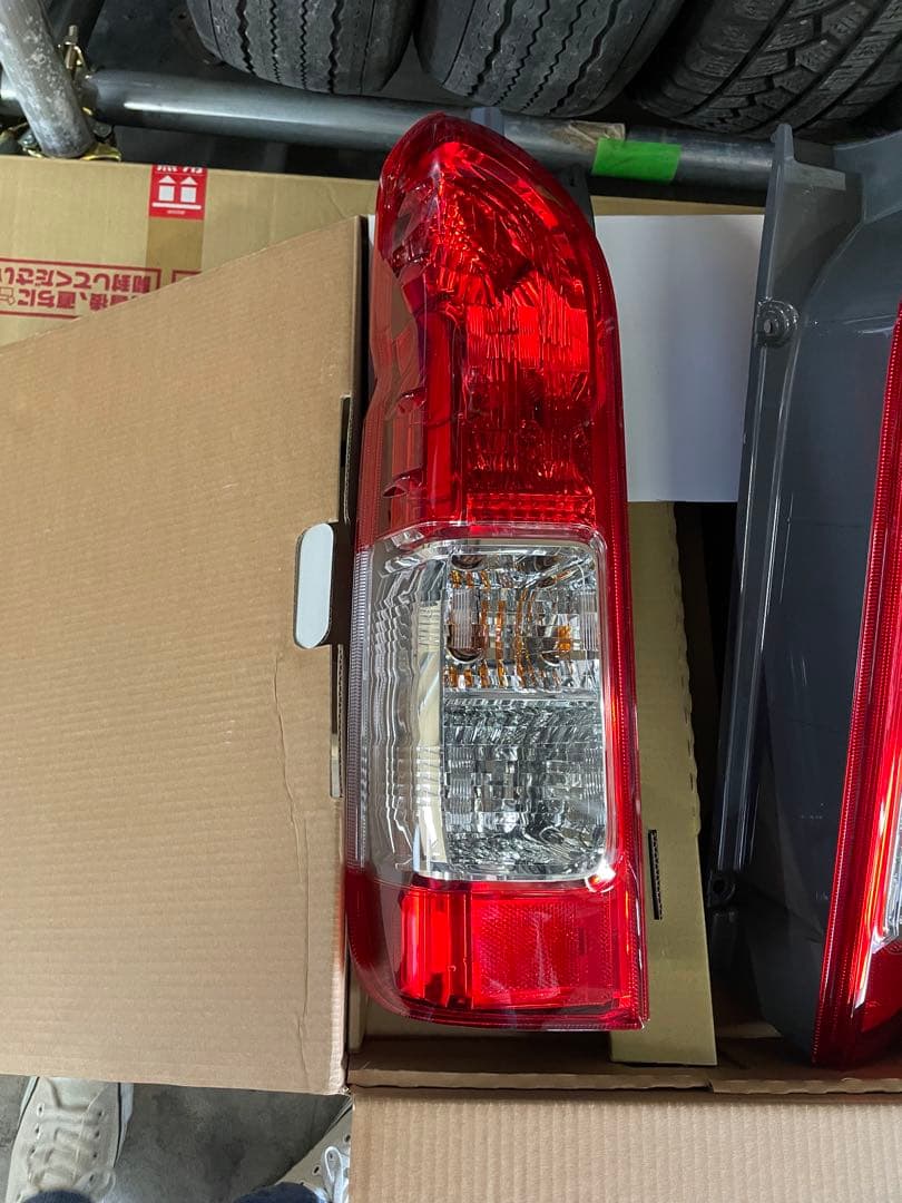 200系　ハイエース　純正テールレンズ　スーパーGL 左右