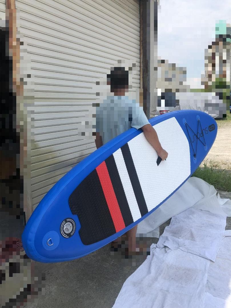 青いスタンドアップパドルボード