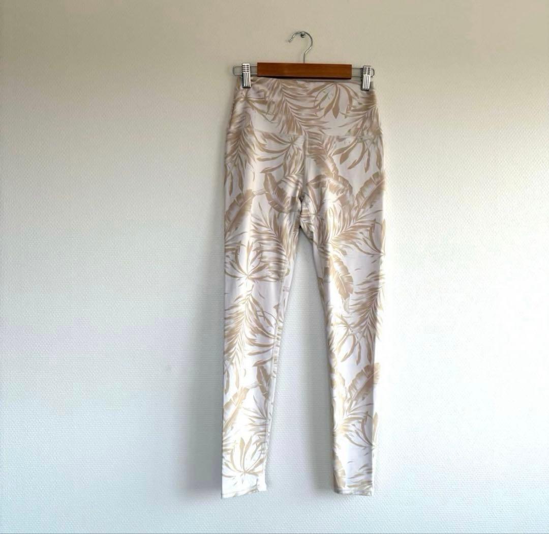 上下セット　SUKALA ヨガウェア　セットアップ　レギンス　カップ付きトップス
