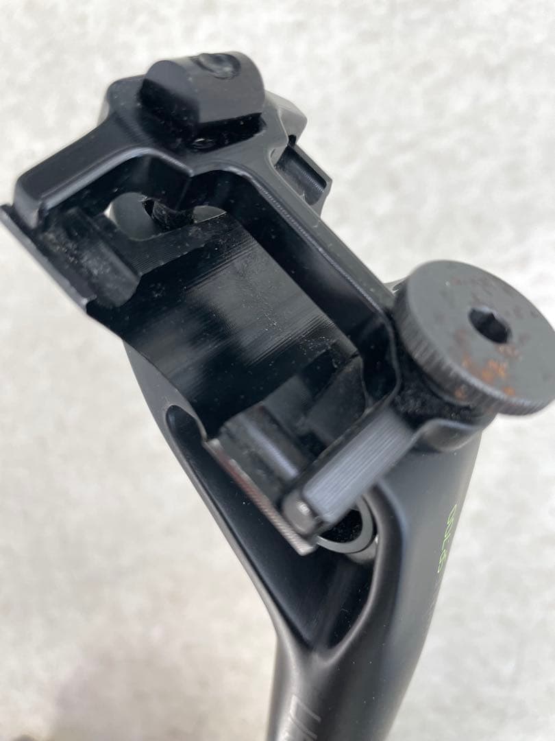 URSUS SP-700カーボンシートポスト 27.2mm