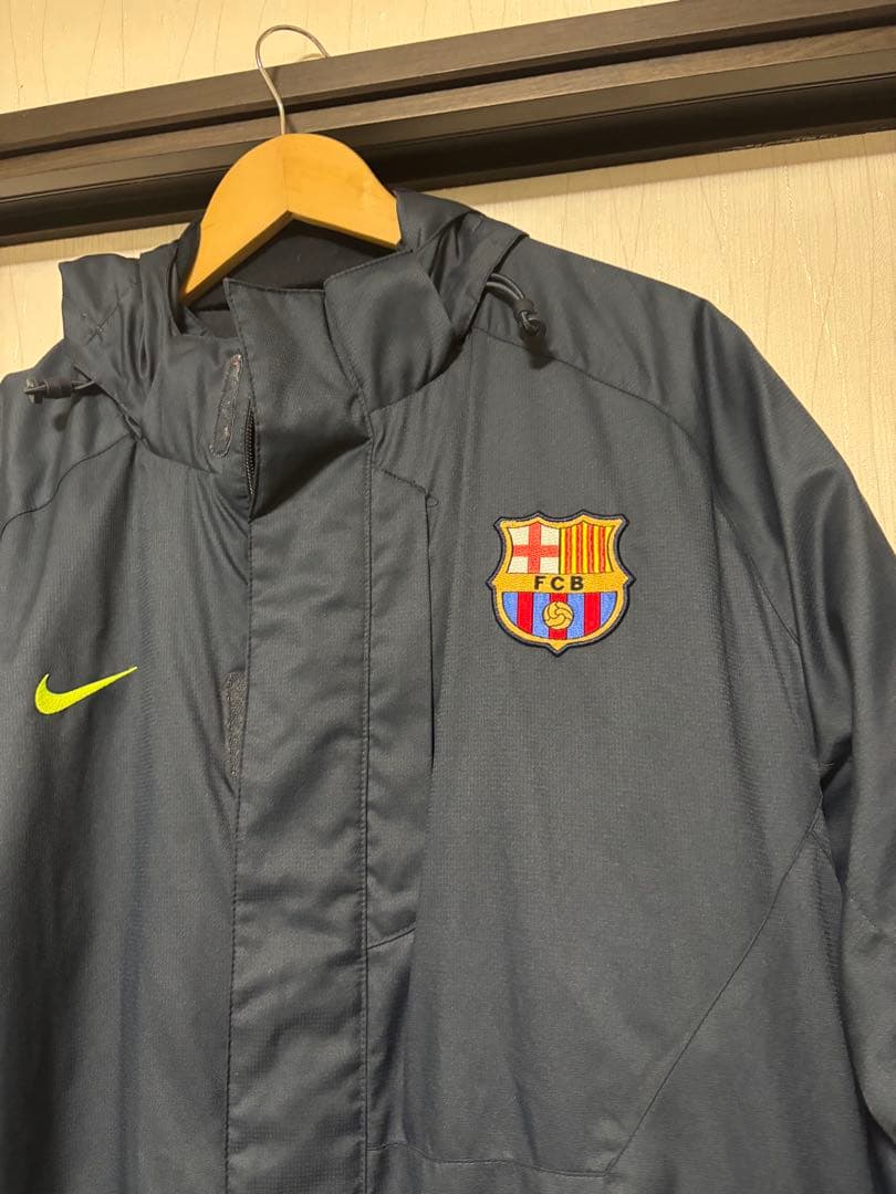 バルセロナ　ナイキ　サッカー　ベンチコート　防寒　防風　あったか