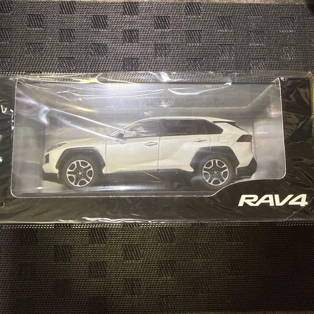 トヨタ RAV4 ミニカー　1/30スケール