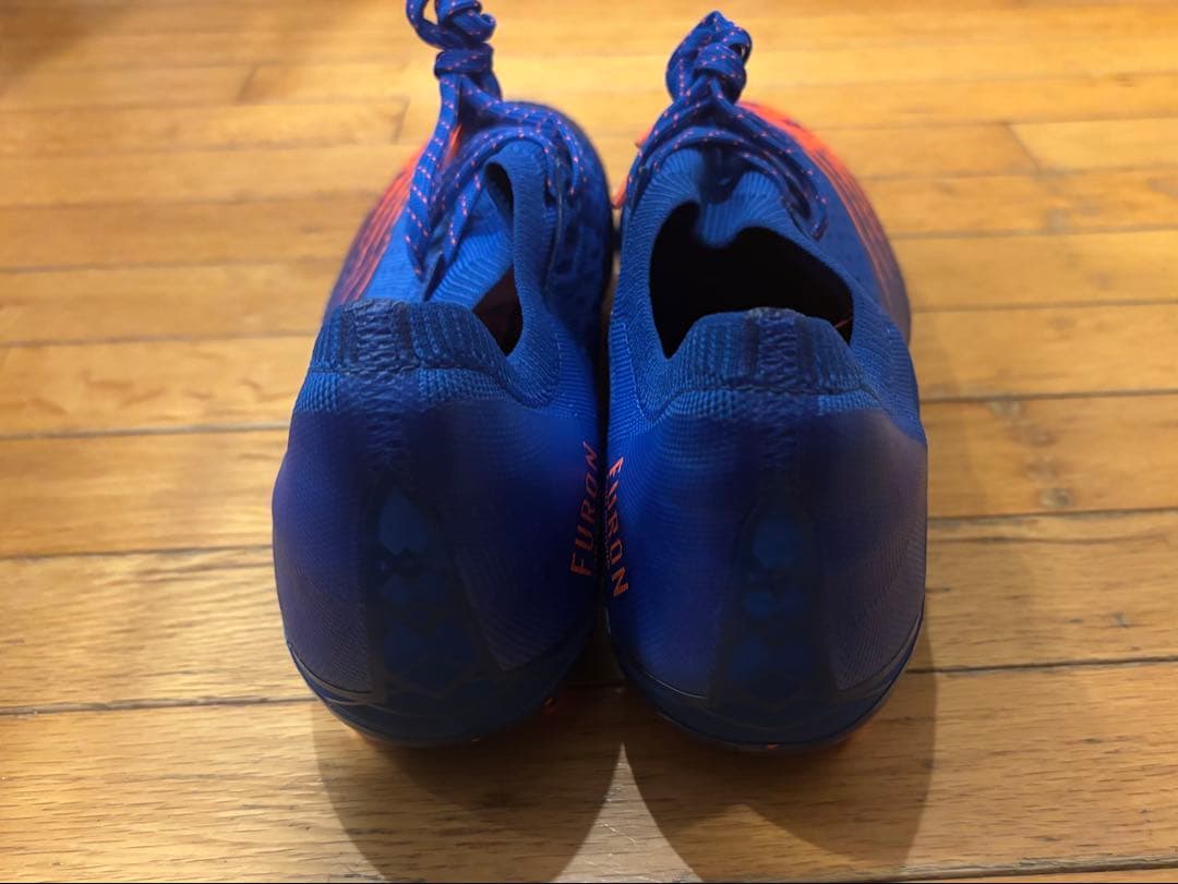 ニューバランス「FURON V6 PRO HG」のコバルト×オレンジ　28.5