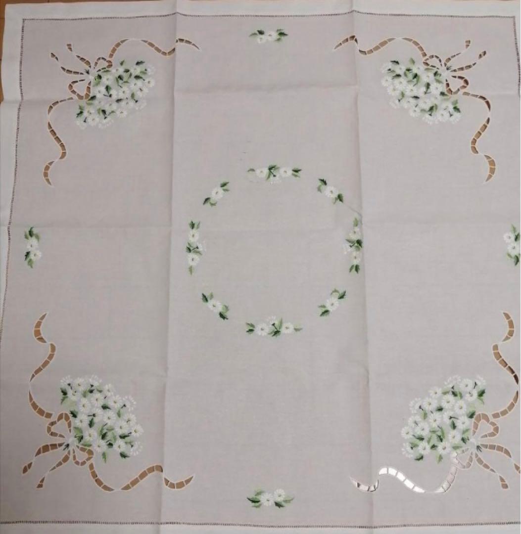 刺繍のテーブルクロス