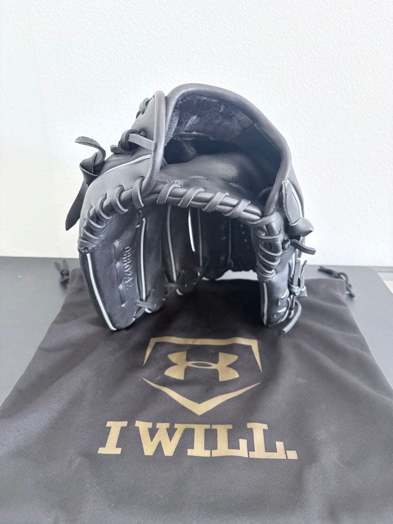 軟式用グローブ 投手用 UNDER ARMOUR(アンダーアーマー) ブラック