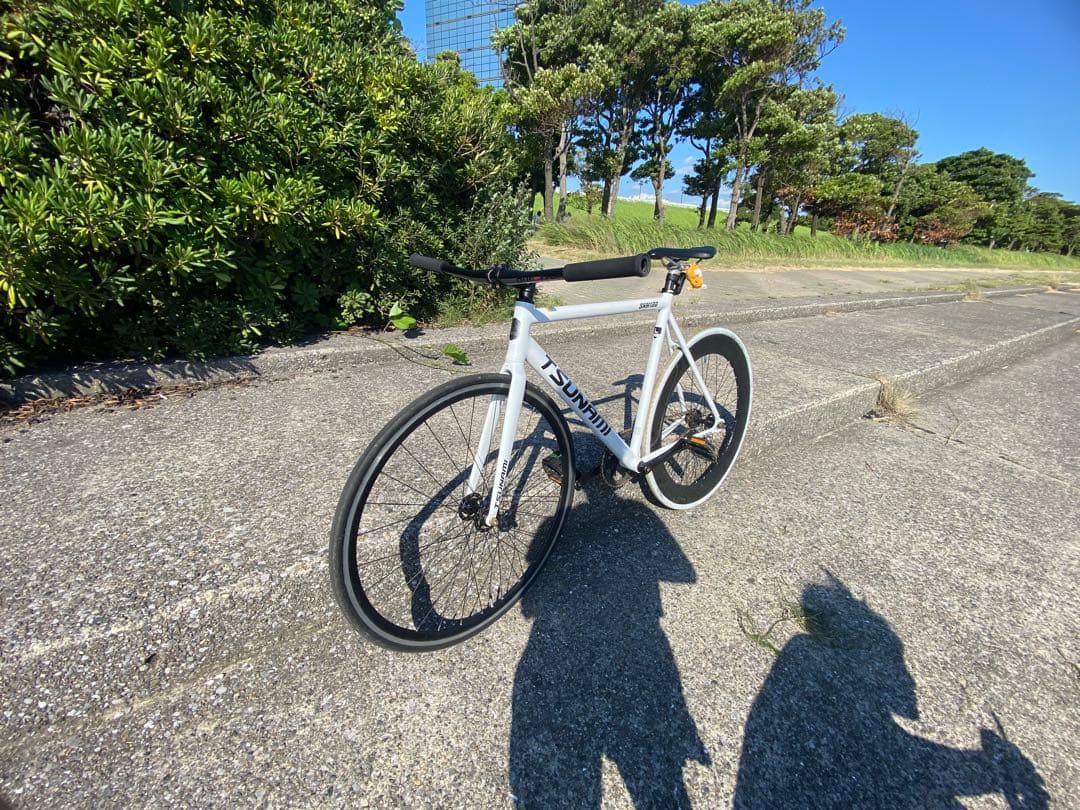 TSUNAMI ホワイト ピストバイク 700C