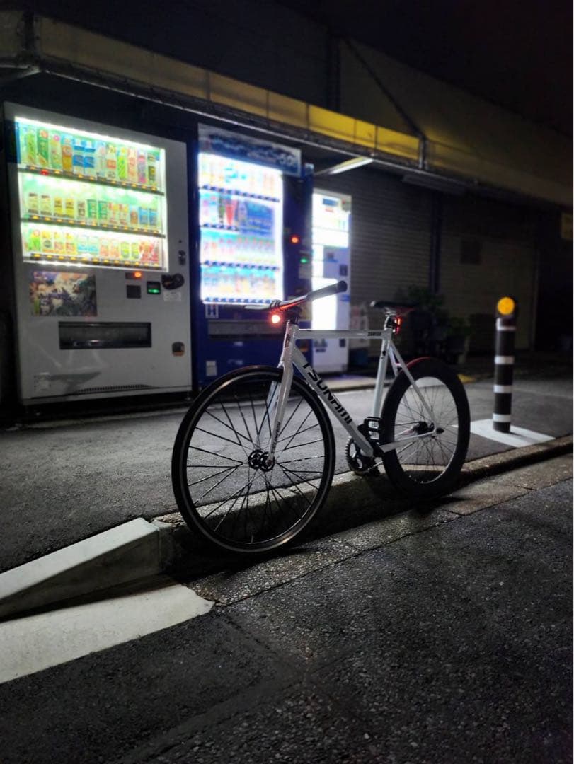 TSUNAMI ホワイト ピストバイク 700C